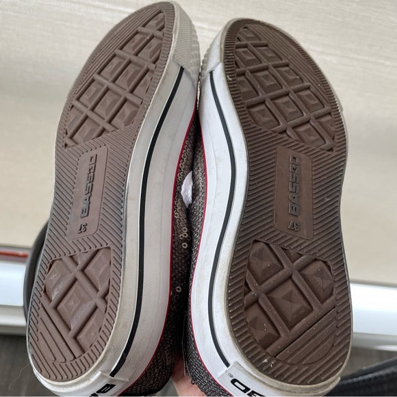 Super fun like new Bass30 silver sequin sneakers. Goes with everything! Size 37. - Picture 6 of 8